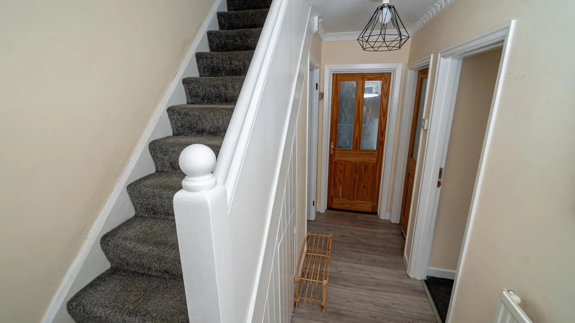 Spacious 4-Bedroom Home With Free Parking - Ideal For Those Working In 斯旺西 0*,