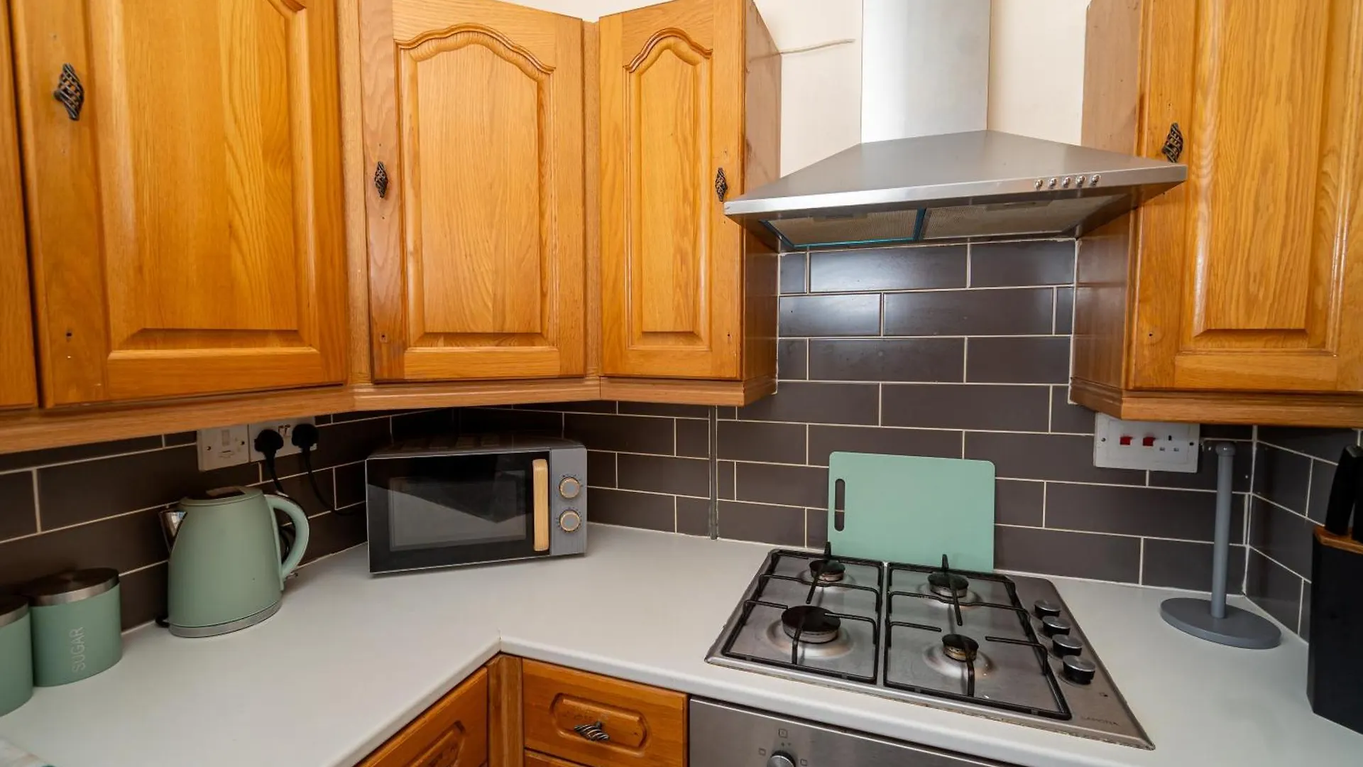 Spacious 4-Bedroom Home With Free Parking - Ideal For Those Working In 斯旺西 度假居
