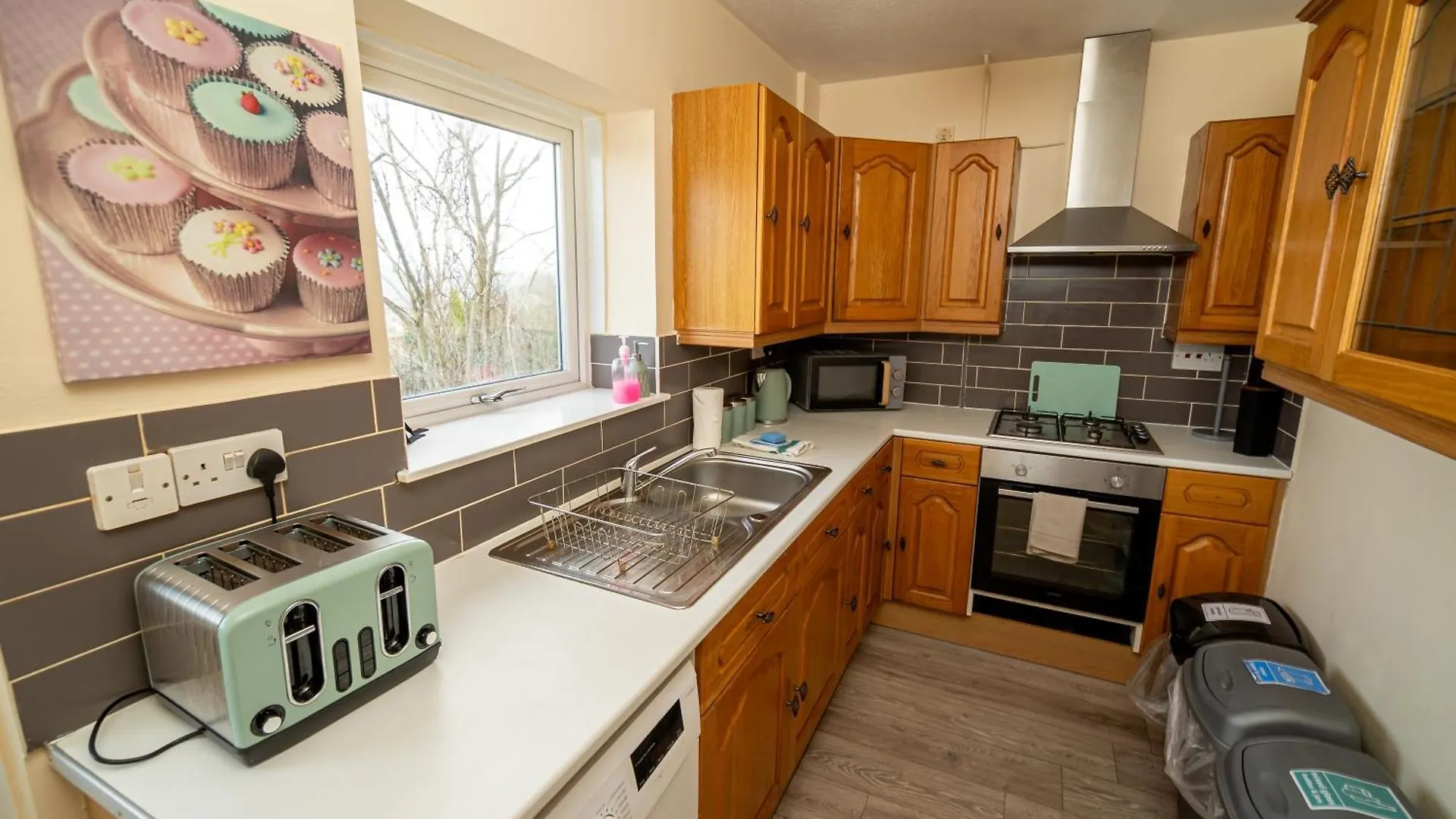 Spacious 4-Bedroom Home With Free Parking - Ideal For Those Working In 斯旺西