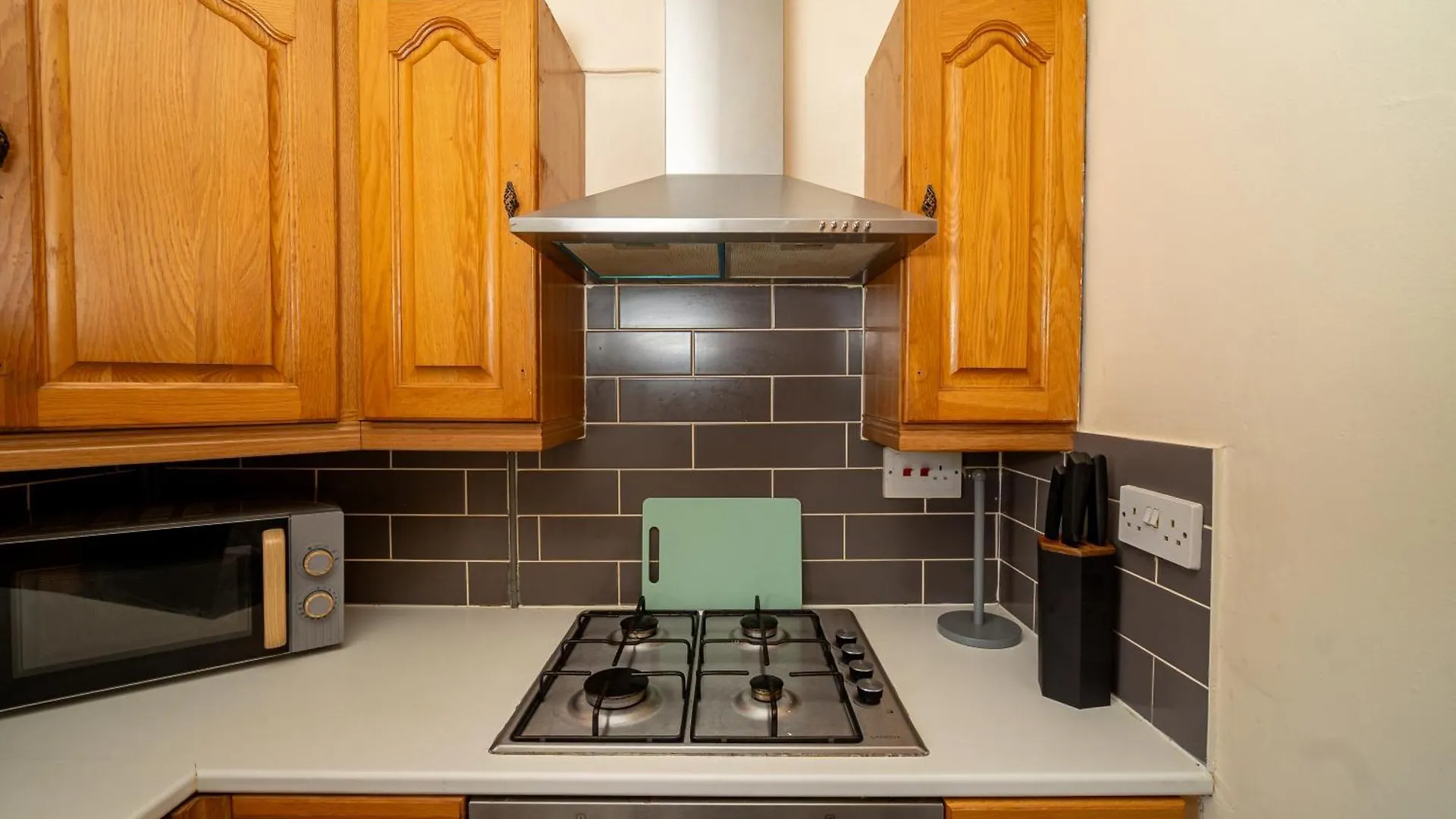 度假居 Spacious 4-Bedroom Home With Free Parking - Ideal For Those Working In 斯旺西