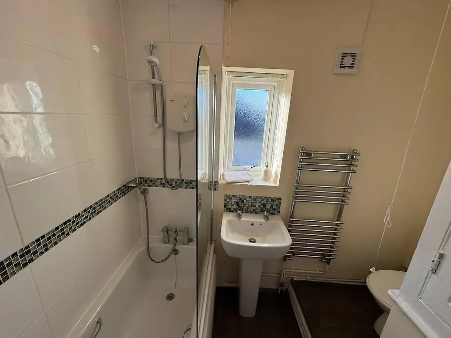 Spacious 4-Bedroom Home With Free Parking - Ideal For Those Working In Swansea