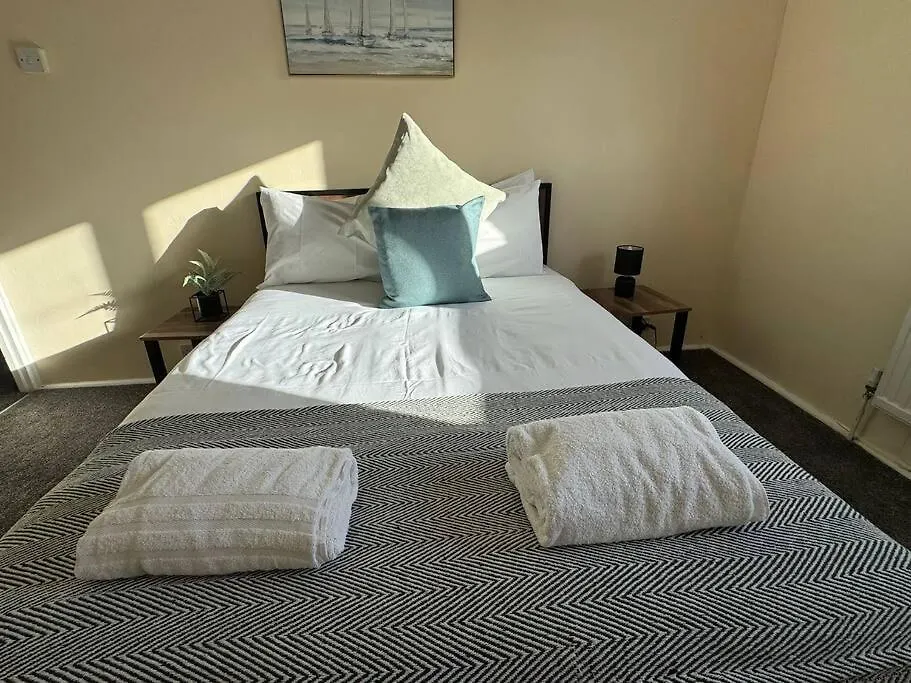 Holiday home Spacious 4-Bedroom Home With Free Parking - Ideal For Those Working In Swansea
