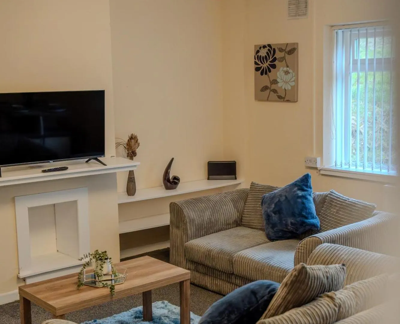 Spacious 4-Bedroom Home With Free Parking - Ideal For Those Working In Swansea Holiday home
