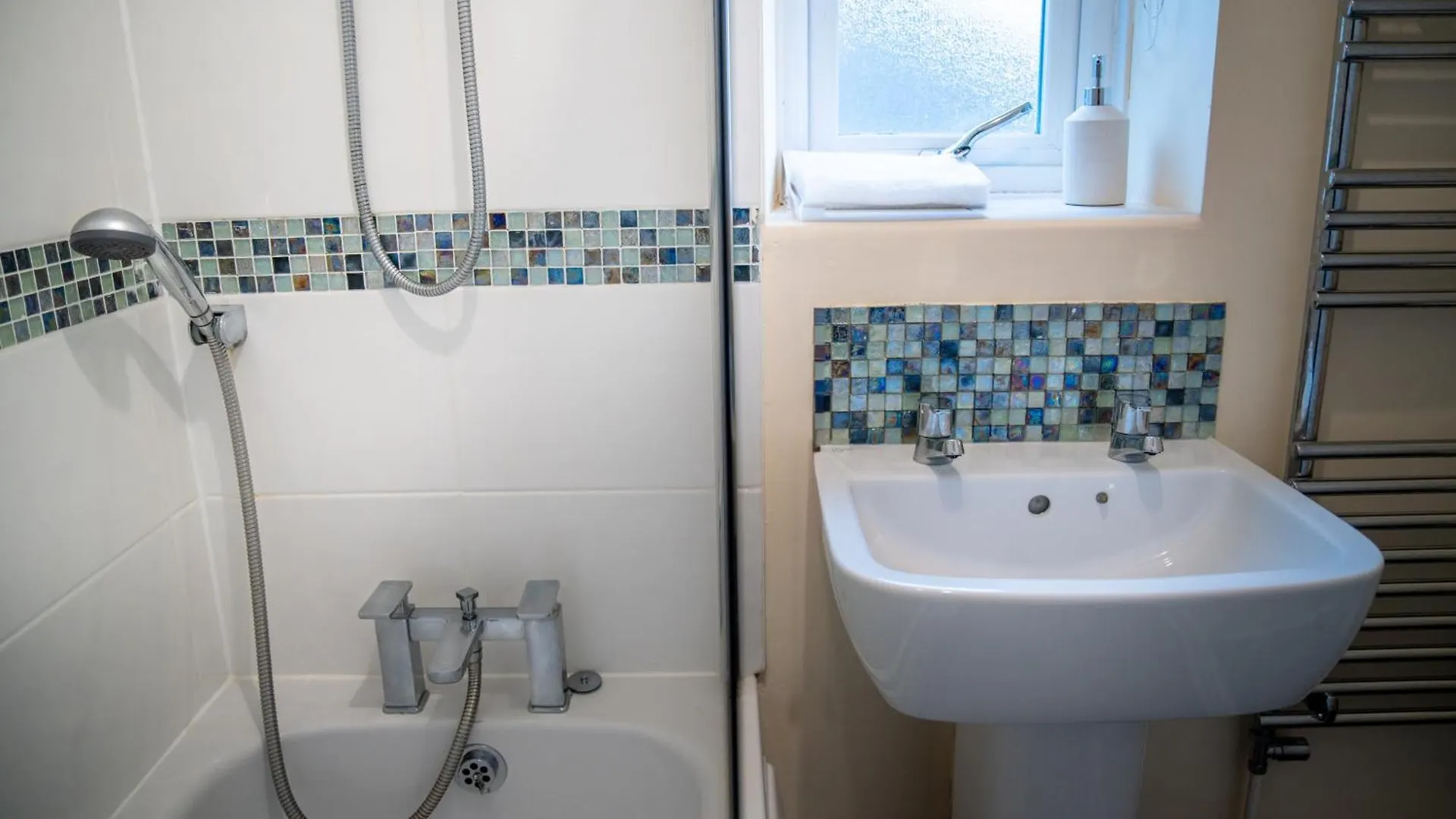 Holiday home Spacious 4-Bedroom Home With Free Parking - Ideal For Those Working In Swansea