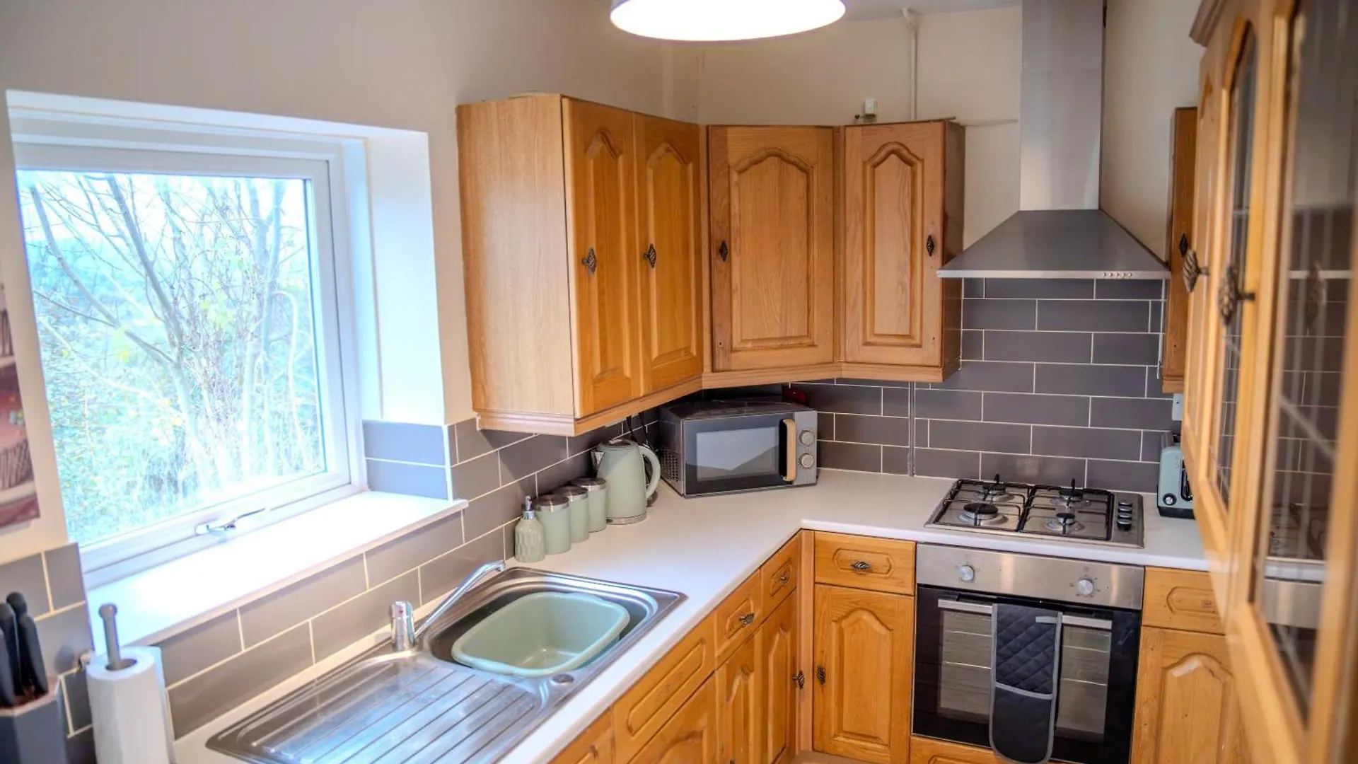 Spacious 4-Bedroom Home With Free Parking - Ideal For Those Working In Swansea Holiday home