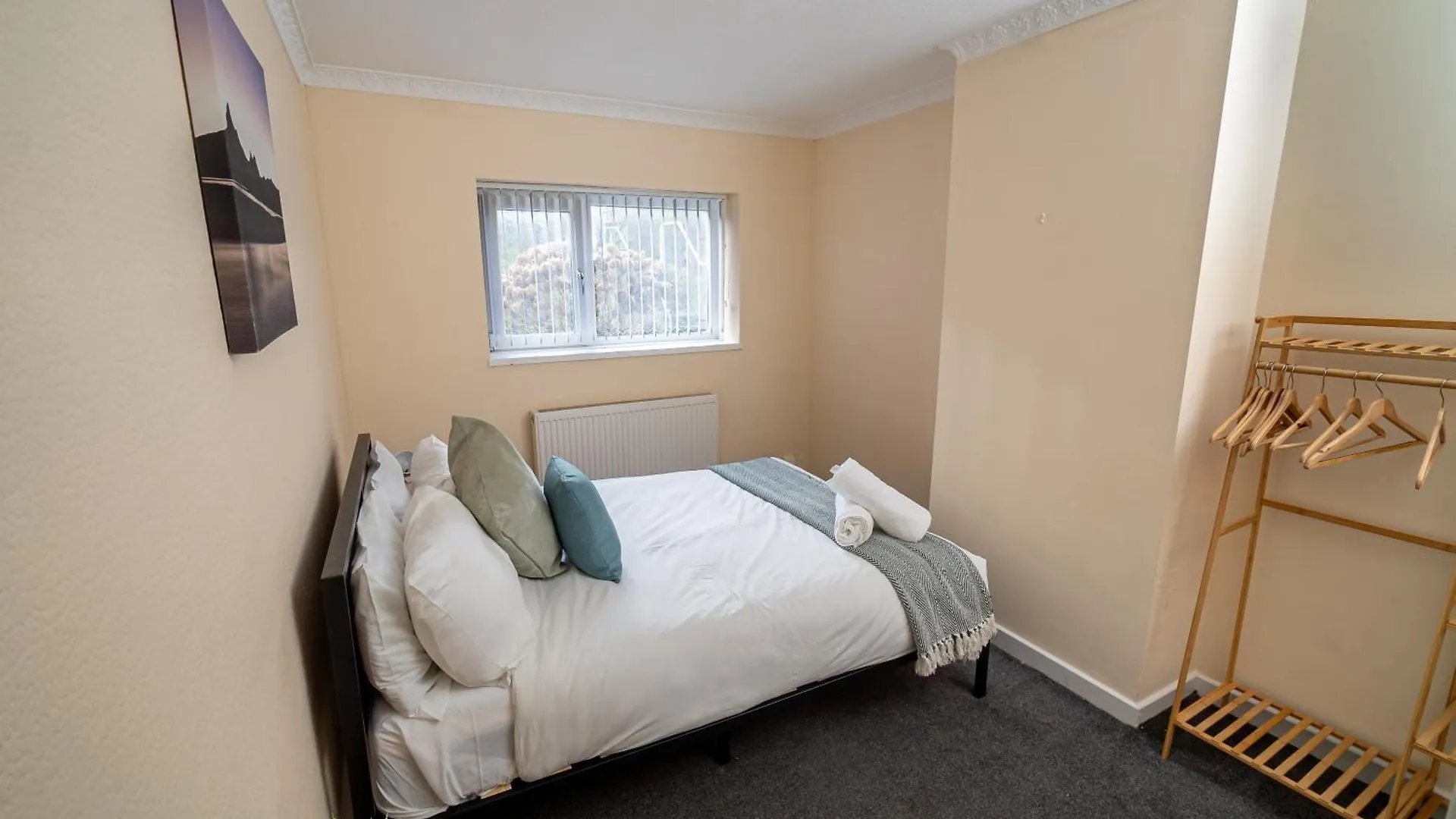 Spacious 4-Bedroom Home With Free Parking - Ideal For Those Working In Swansea 0*,  United Kingdom