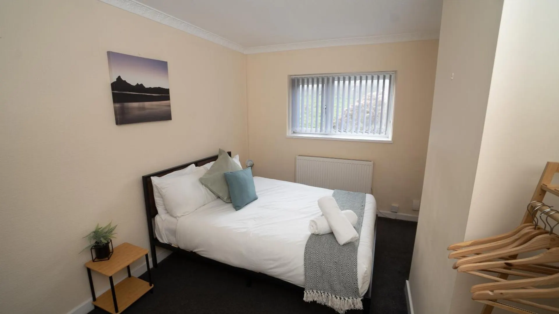 Spacious 4-Bedroom Home With Free Parking - Ideal For Those Working In Swansea Holiday home