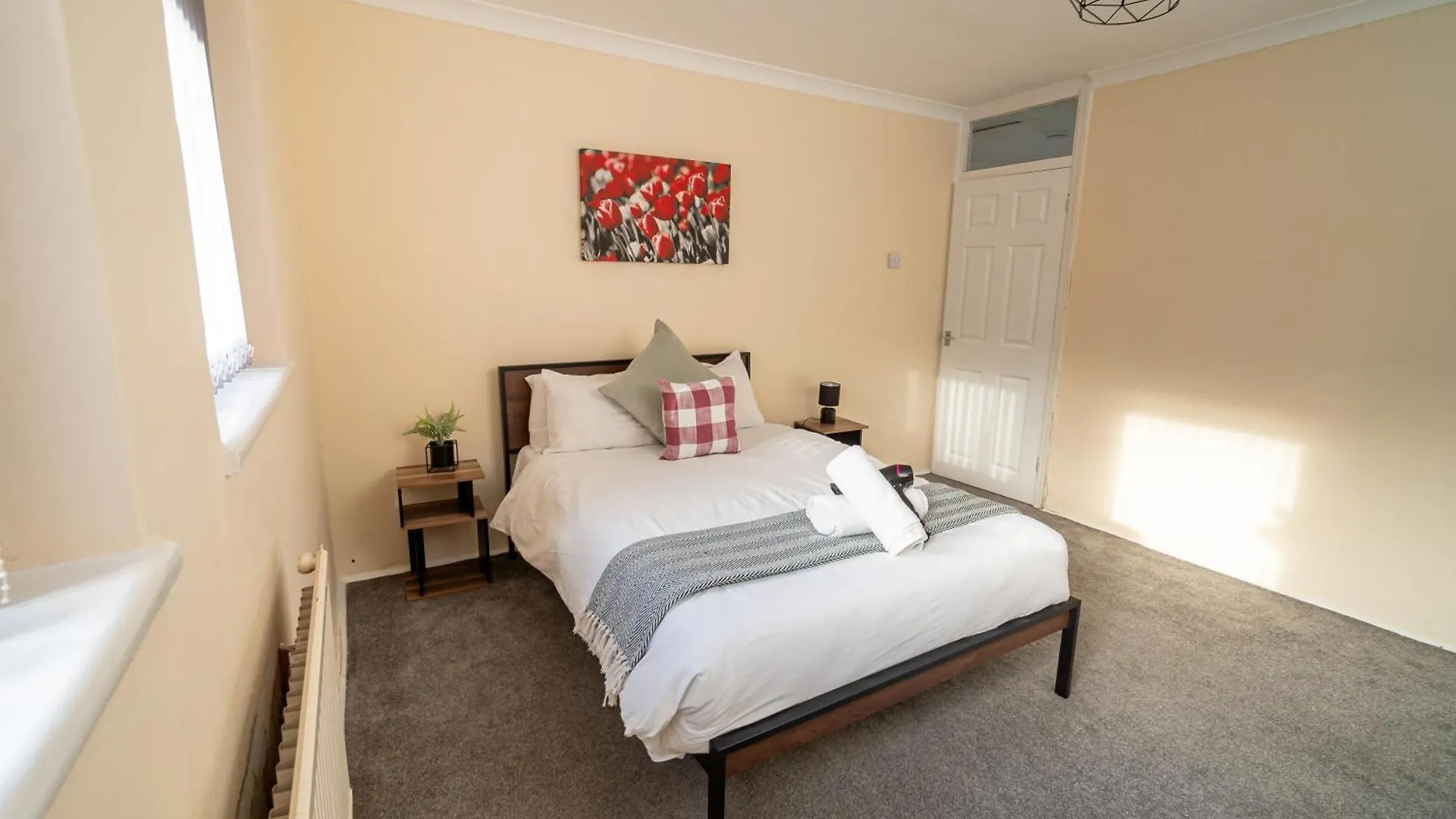 Spacious 4-Bedroom Home With Free Parking - Ideal For Those Working In Swansea 0*,