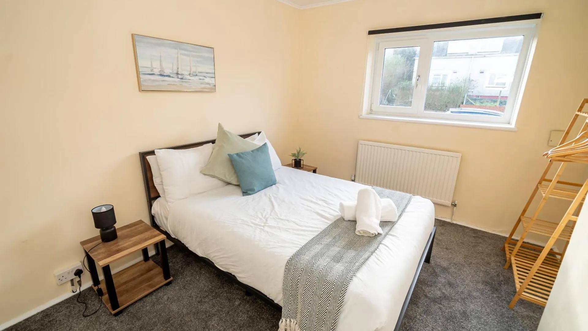 Spacious 4-Bedroom Home With Free Parking - Ideal For Those Working In Swansea Holiday home
