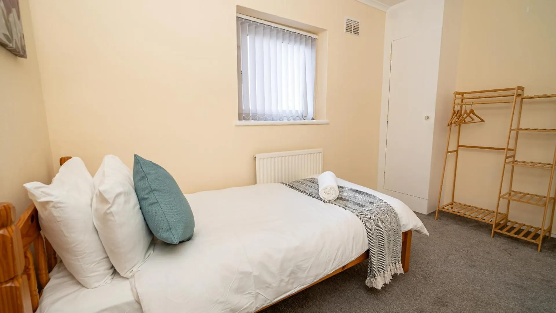 Spacious 4-Bedroom Home With Free Parking - Ideal For Those Working In Swansea 0*,  United Kingdom