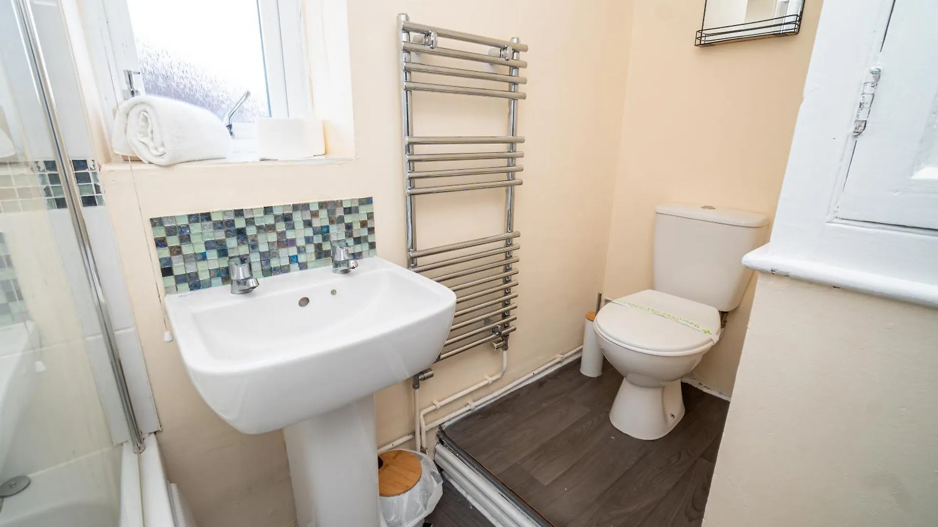 Spacious 4-Bedroom Home With Free Parking - Ideal For Those Working In Swansea Holiday home